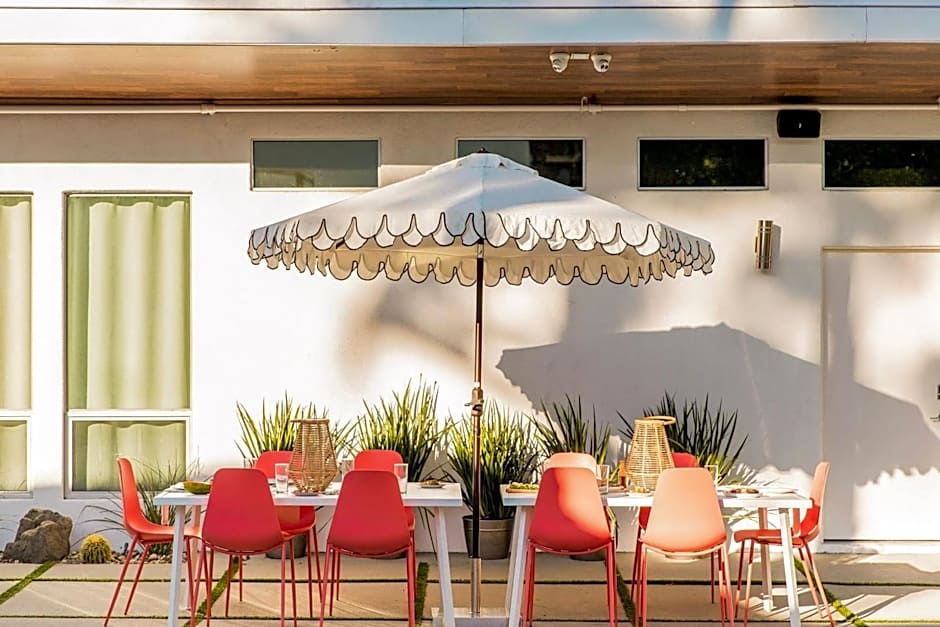 The Wesley by AvantStay Mid-Century Modern Oasis with Pool