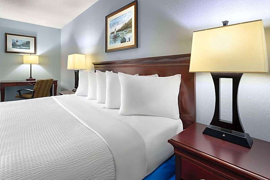 Days Inn by Wyndham Iron Mountain