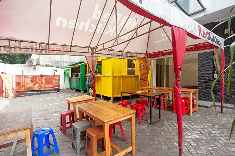 RedDoorz Plus near Plaza Blok M