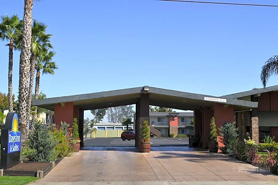 Days Inn & Suites by Wyndham Lodi