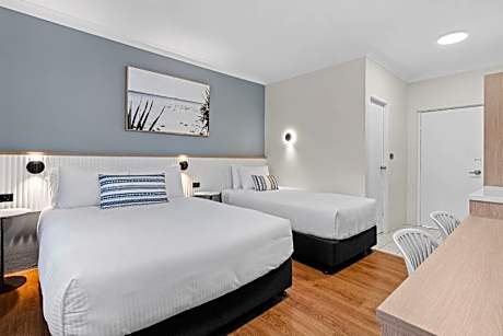 1 Queen Bed 1 Single Bed Nonsmoking Upgrade