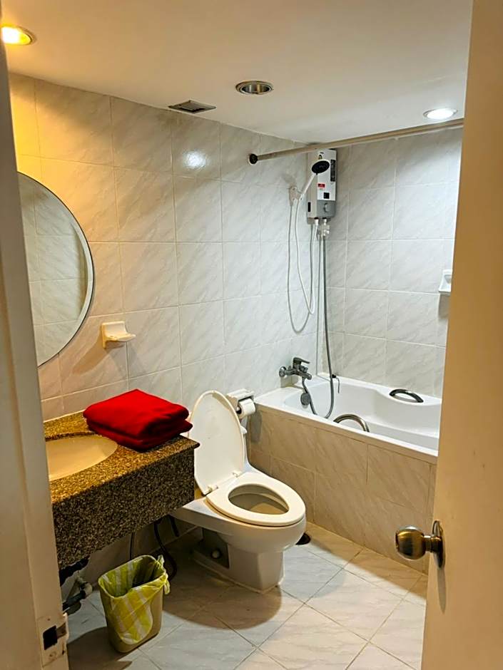 Omni Tower Nana Bangkok - Serviced Apartment on Sukhumvit Soi 4