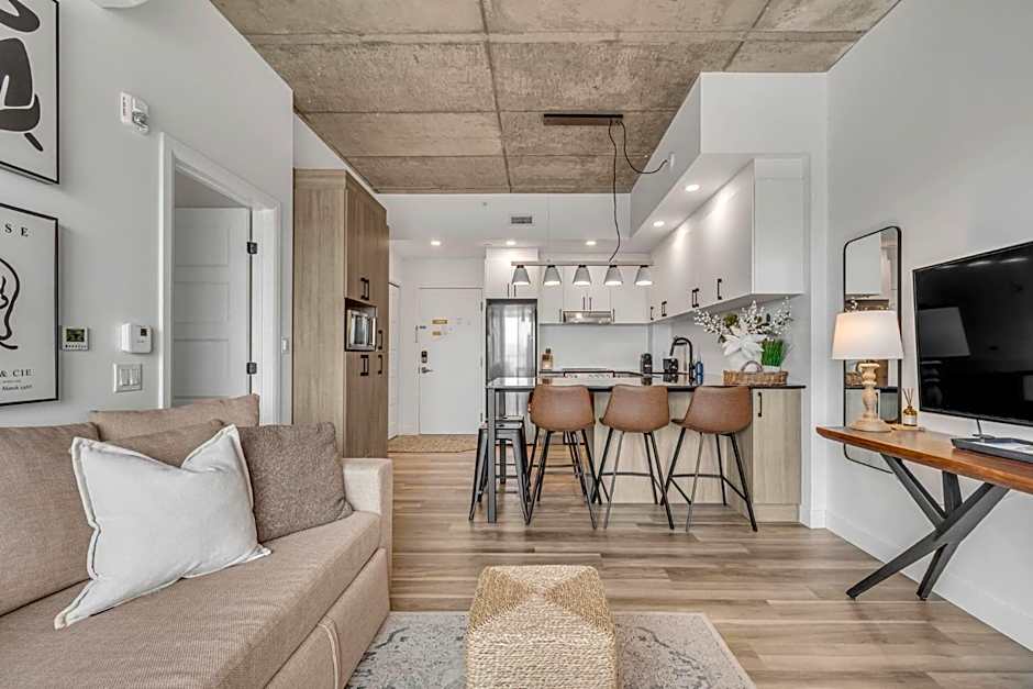 Initial-Matisse- Quebec-parking and pool