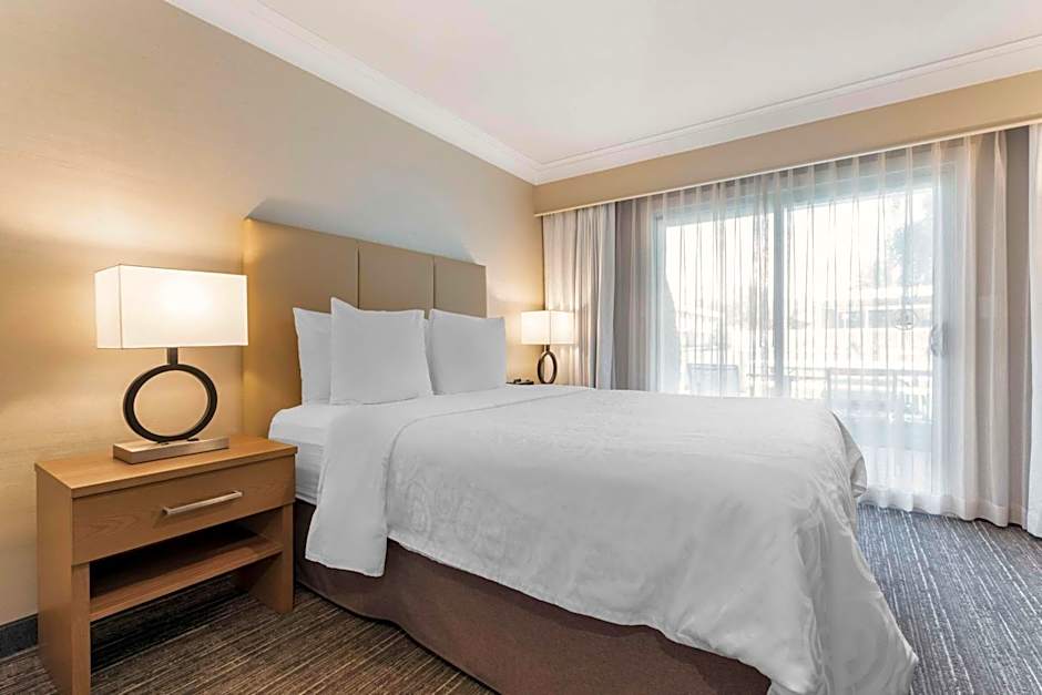 Best Western Plus Kelowna Hotel & Suites