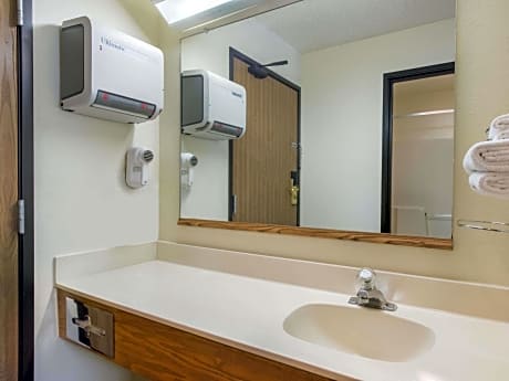 Super 8 by Wyndham Burnham/Lewistown