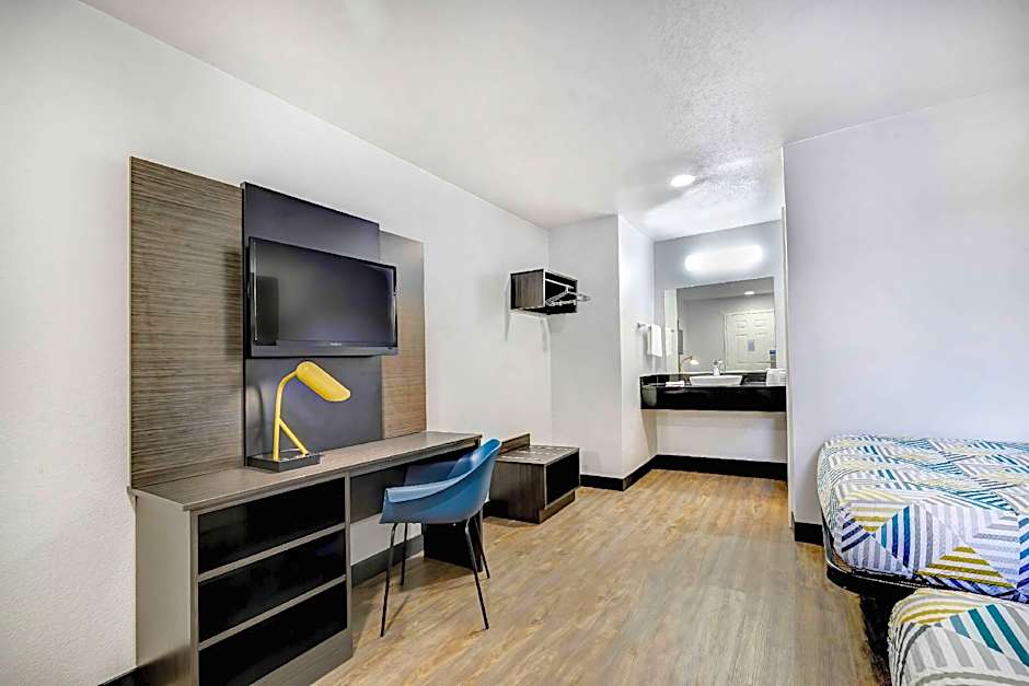 Motel 6 Denton, TX - UNT