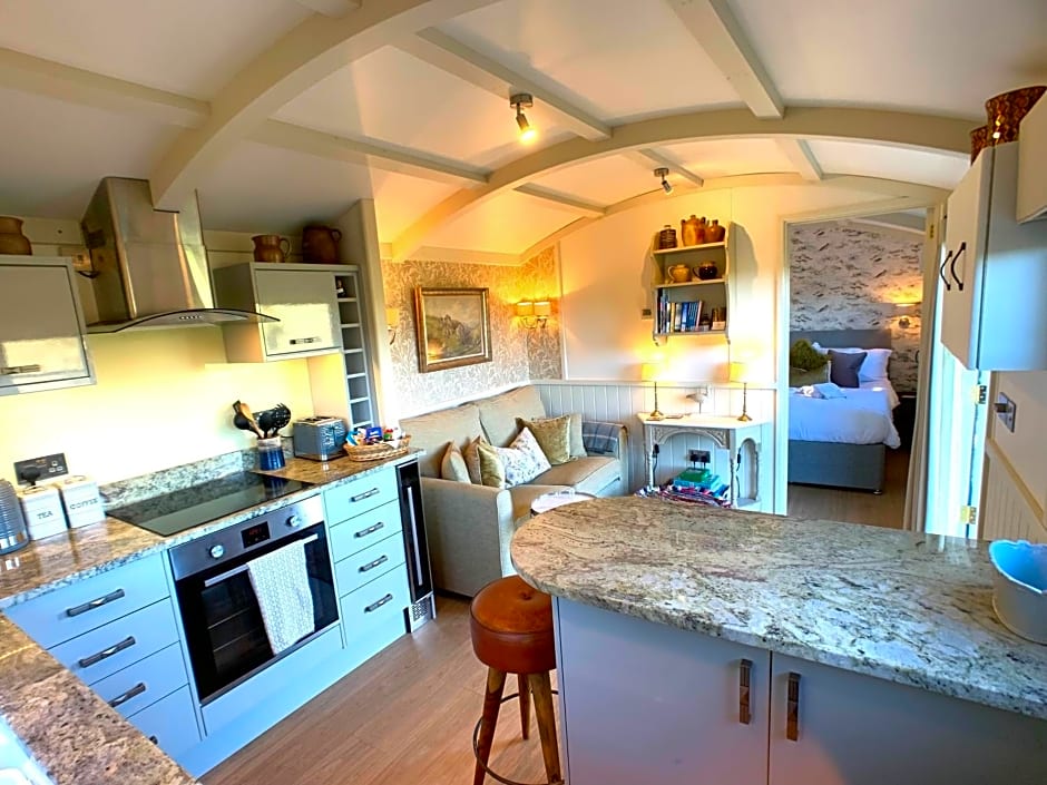 Stunning Shepherds Hut with Superb Views & Fire Pit near a Superb Gastro Pub