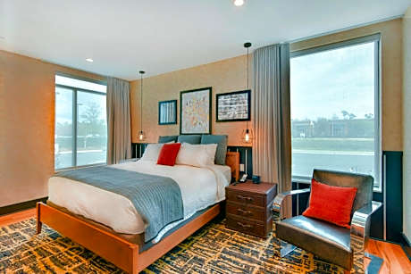 One-Bedroom King Suite with Dining Area