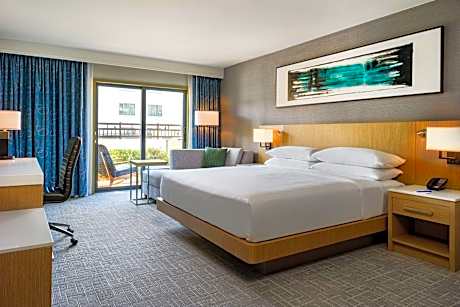 Club lounge access, Guest room, 1 King, Garden view, Patio