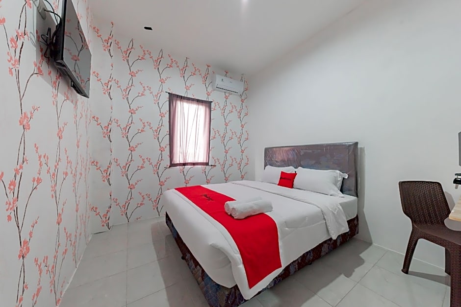 RedDoorz Syariah Plus near Tugu Bubur Ayam Cianjur