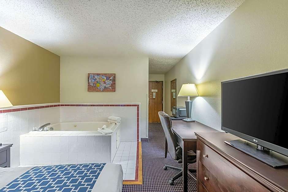 Econo Lodge Inn & Suites Auburn