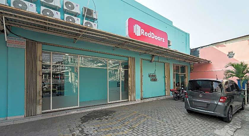 RedDoorz near Universitas YARSI