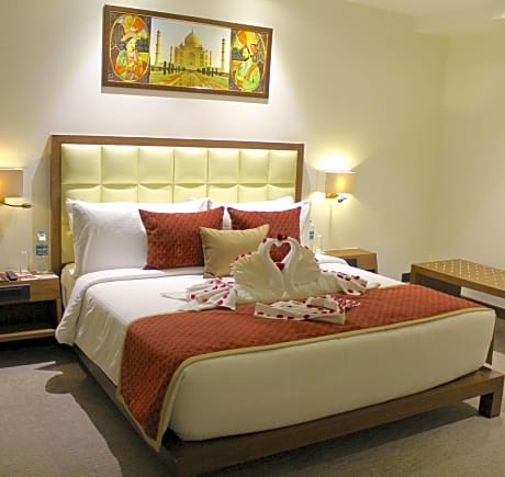 Junior Suite with King Bed - Non Smoking (Complimentary 12% discount on food & soft beverages, spa and laundry)