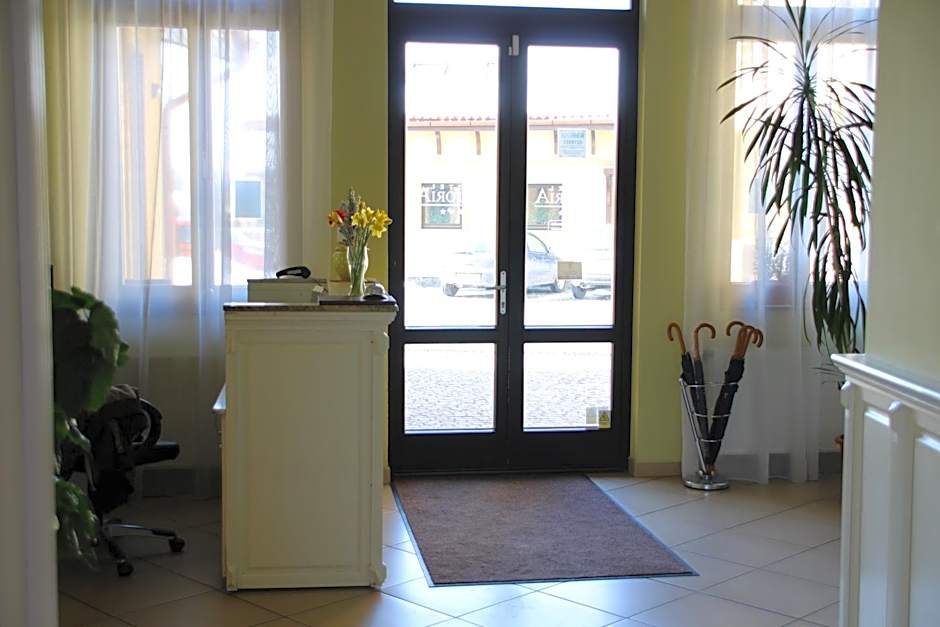 Astoria Hotel & Restaurant