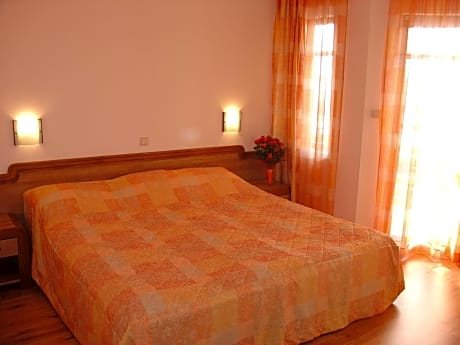 Double or Twin Room with Sea View (2 Adults + 1 Child)
