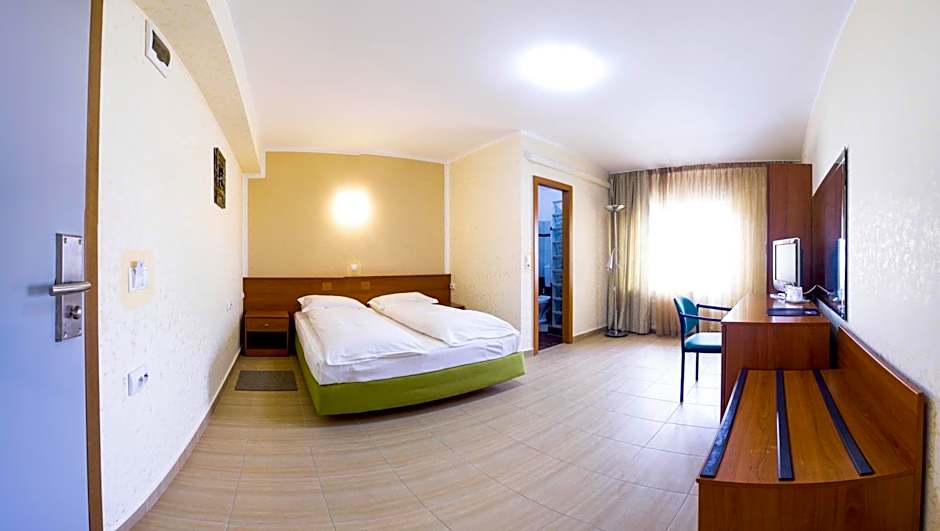 Zdjęcie 1 z 4 — Standard 1 Double Bed or 2 Beds