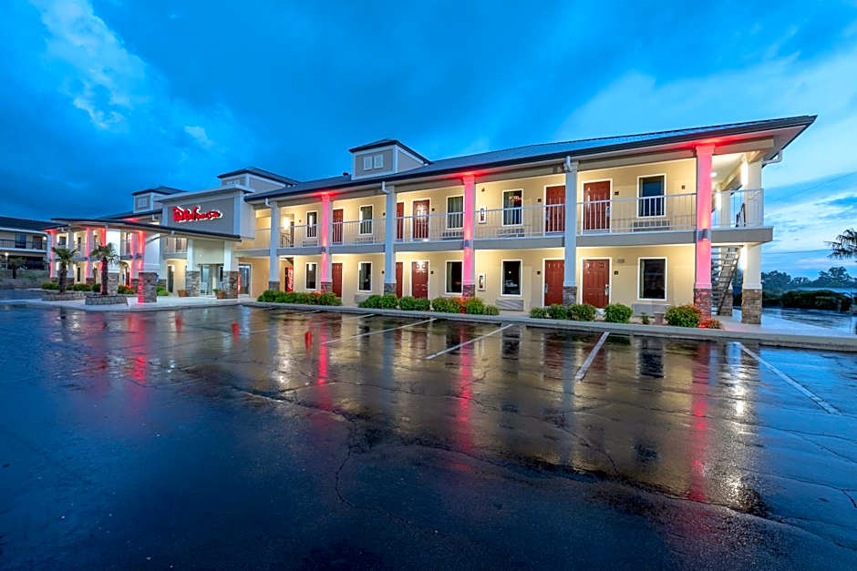 Red Roof Inn & Suites Calhoun