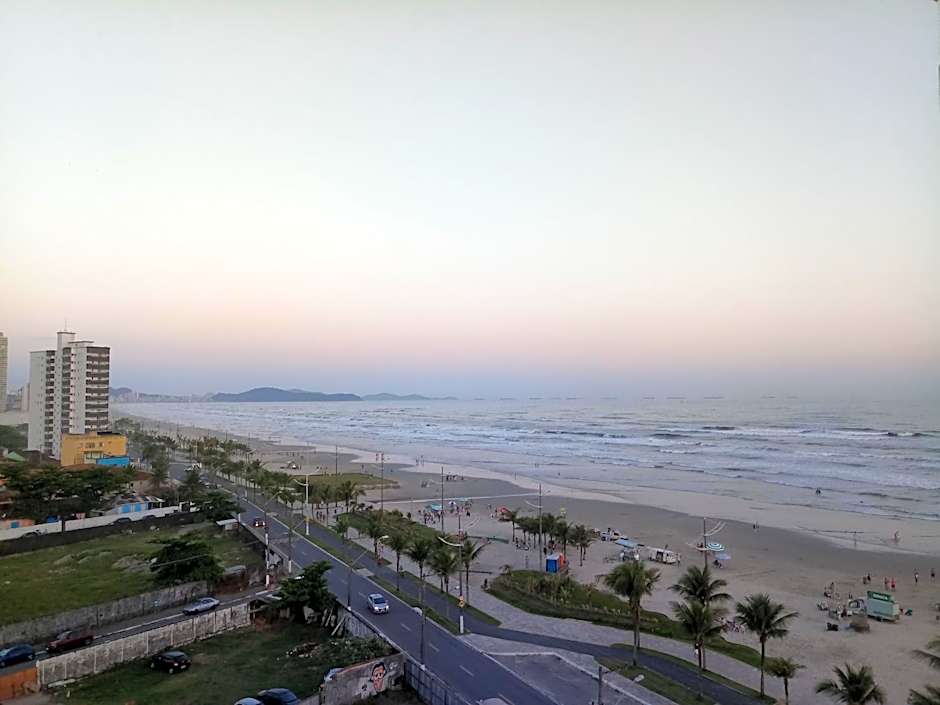 Prédio com piscina na cobertura frente ao mar, apartamento para até 6 pessoas e 3 crianças até 8 anos, churrasqueira na sacada, Wi-Fi grátis, NÃO oferecemos roupas de cama e banho, 1 vaga de garagem, na Praia Grande-Vila Mirim