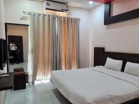 Suite with 1 King bed and Sofabed - No Smoking