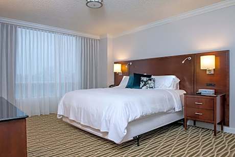 King Room with Adapted Tub - Mobility and Hearing Accessible