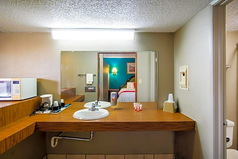 OYO Hotel Hutchinson KS West 4th Ave