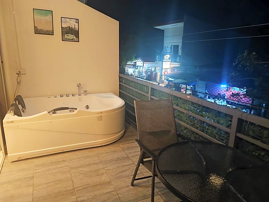 Bonsai Jacuzzi Suites