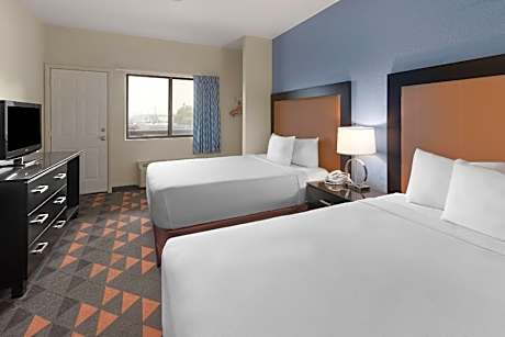 2 Queen Beds 1-Bedroom Bridge View Balcony Non-Smoking