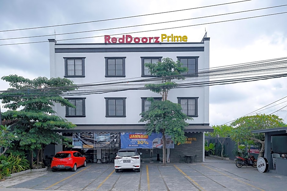 RedDoorz Premium @ Raja Hostel Syariah Lampung