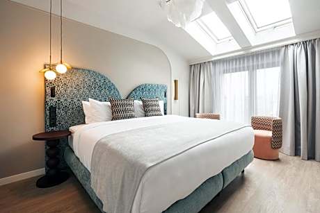 One-Bedroom Suite with Royal Castle View