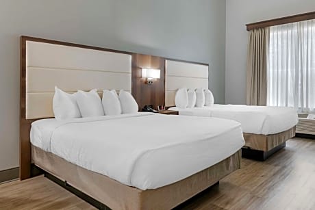 Queen Room with Two Queen Beds and Bath Tub - Mobility Access/Non-Smoking