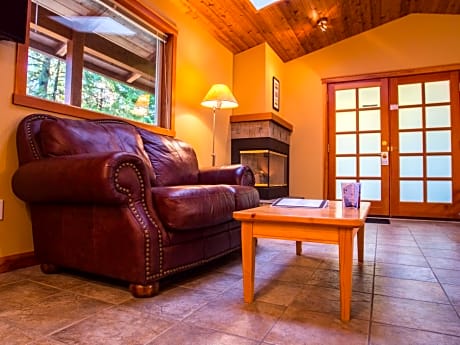 King Room with Forest View (Rowland Suite)