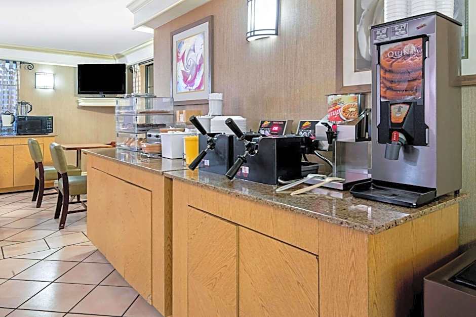 La Quinta Inn & Suites by Wyndham Mid-City