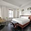 Le Place d Armes Hotel Suites