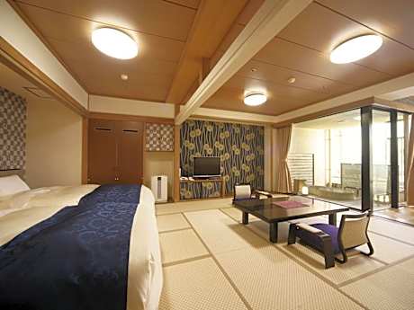 Family Room with Side Sea View