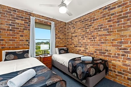 Deluxe Three-Bedroom Apartment