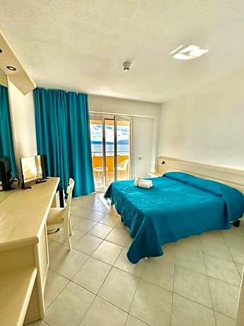 Double or Twin Room with Sea View