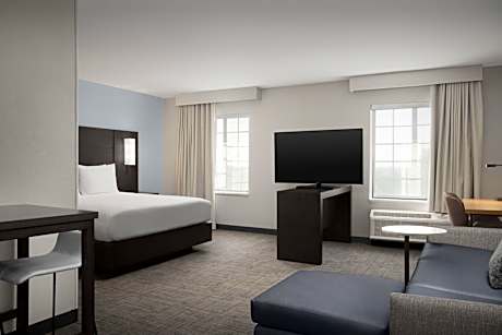 King Studio with Sofa Bed - Hearing Accessible