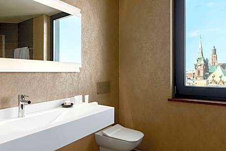 Suite Balcony, 1 Bedroom Suite, 1 King, Sofa Bed, Courtyard View, Corner Room, High Floor