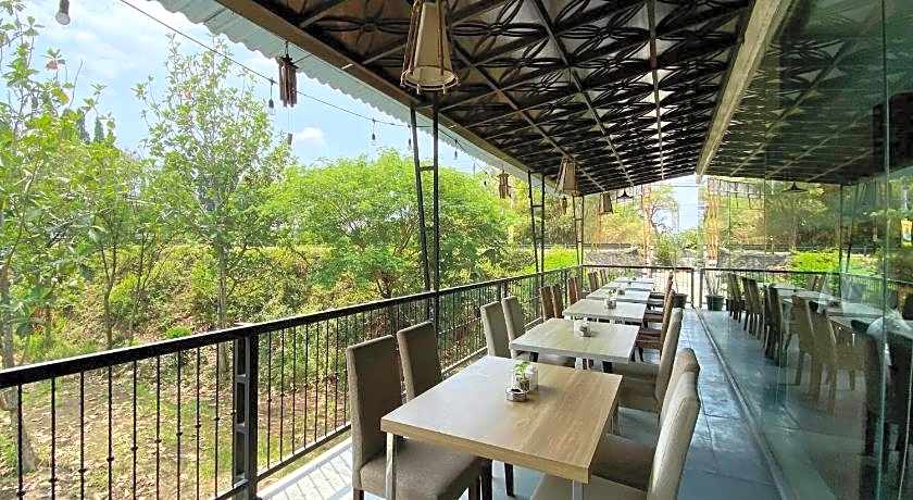 Front One Hotel Airport Solo