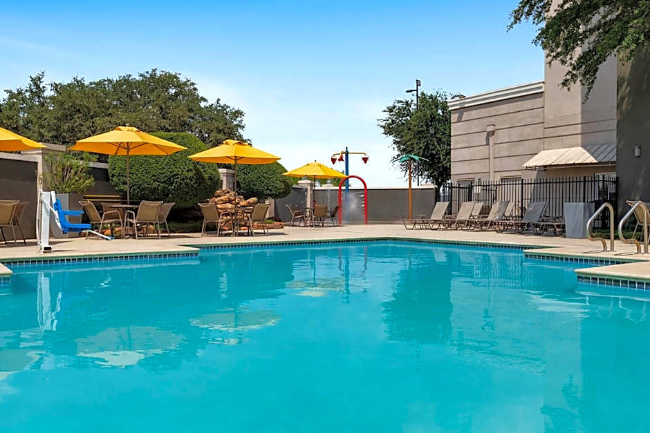 La Quinta Inn & Suites by Wyndham Arlington North Six Flags Drive