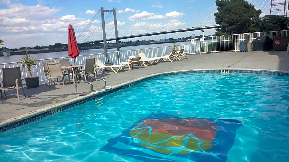 Clover Island Inn