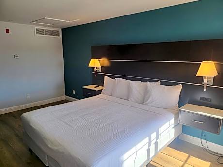 Queen Suite - Non-Smoking