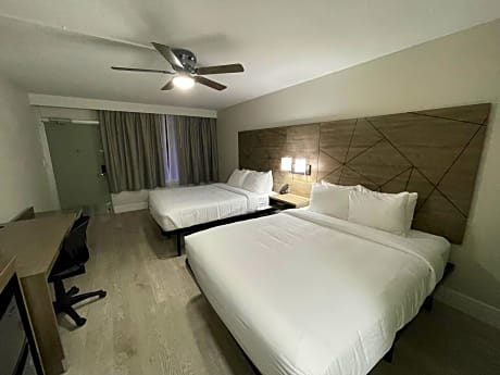 Large Quadruple Room with Two Queen Beds and Whirlpool - Non Smoking/Ground floor/Exterior Hall