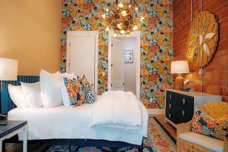 The Pink Room Luxury Boutique Escape One Mile to the Beach Near Cruise Ports