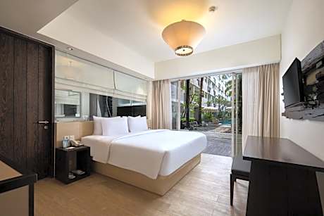 Poolside Grand Deluxe Double Room with Bathtub and Pool View