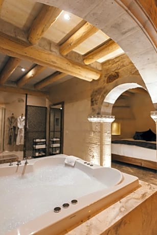 Queen Room with Spa Bath