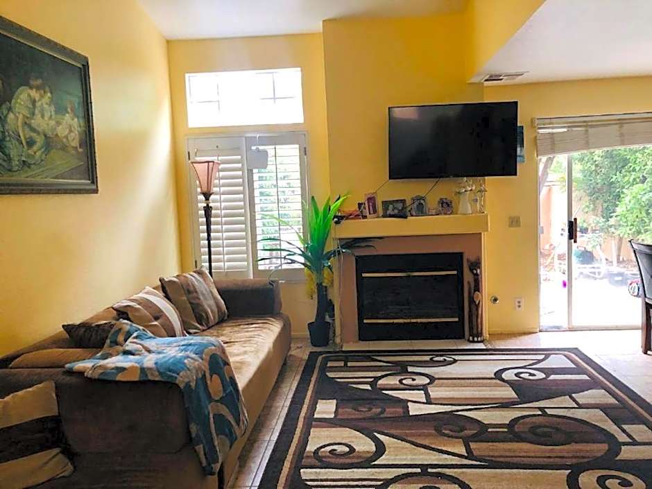 Irvine Master Bedroom with private bathroom by UCI, SNA, beach!