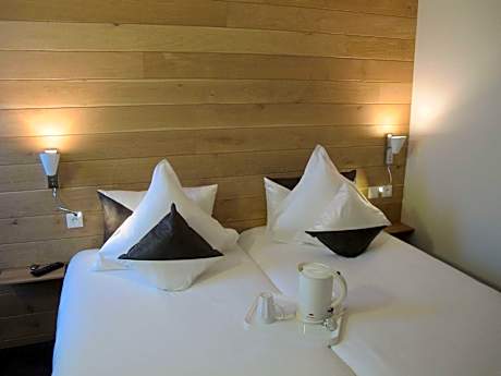 2 Single Beds Non-Smoking Standard Room Courtesy Tray