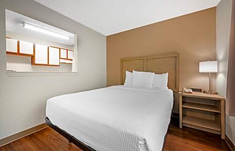 Deluxe Studio with 1 Queen Bed - Non-Smoking