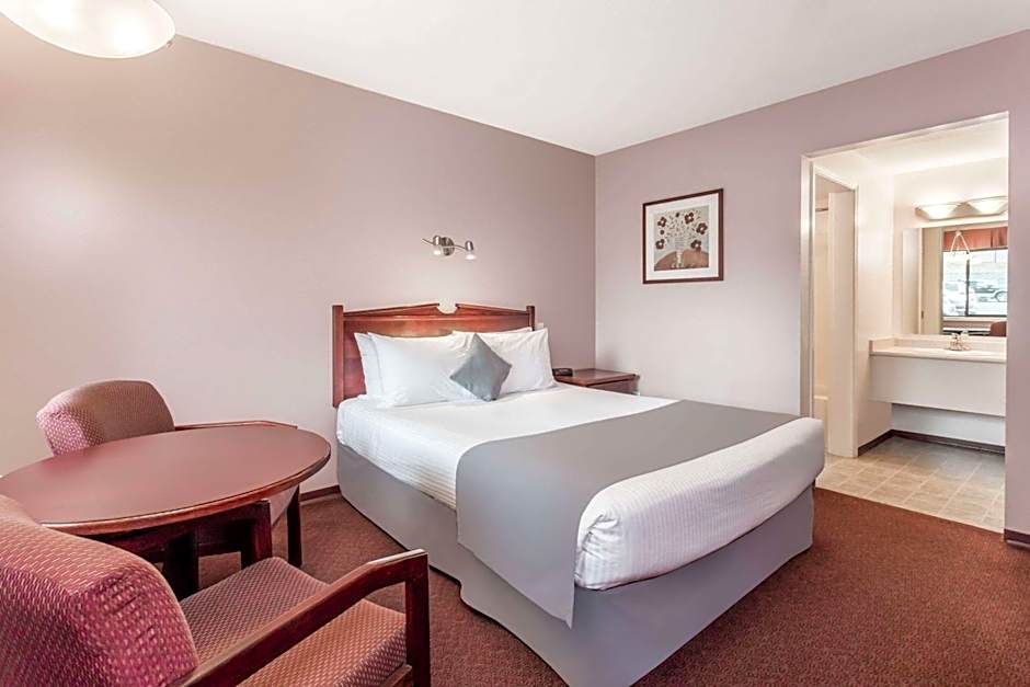 Super 8 by Wyndham Lake Country/Winfield Area